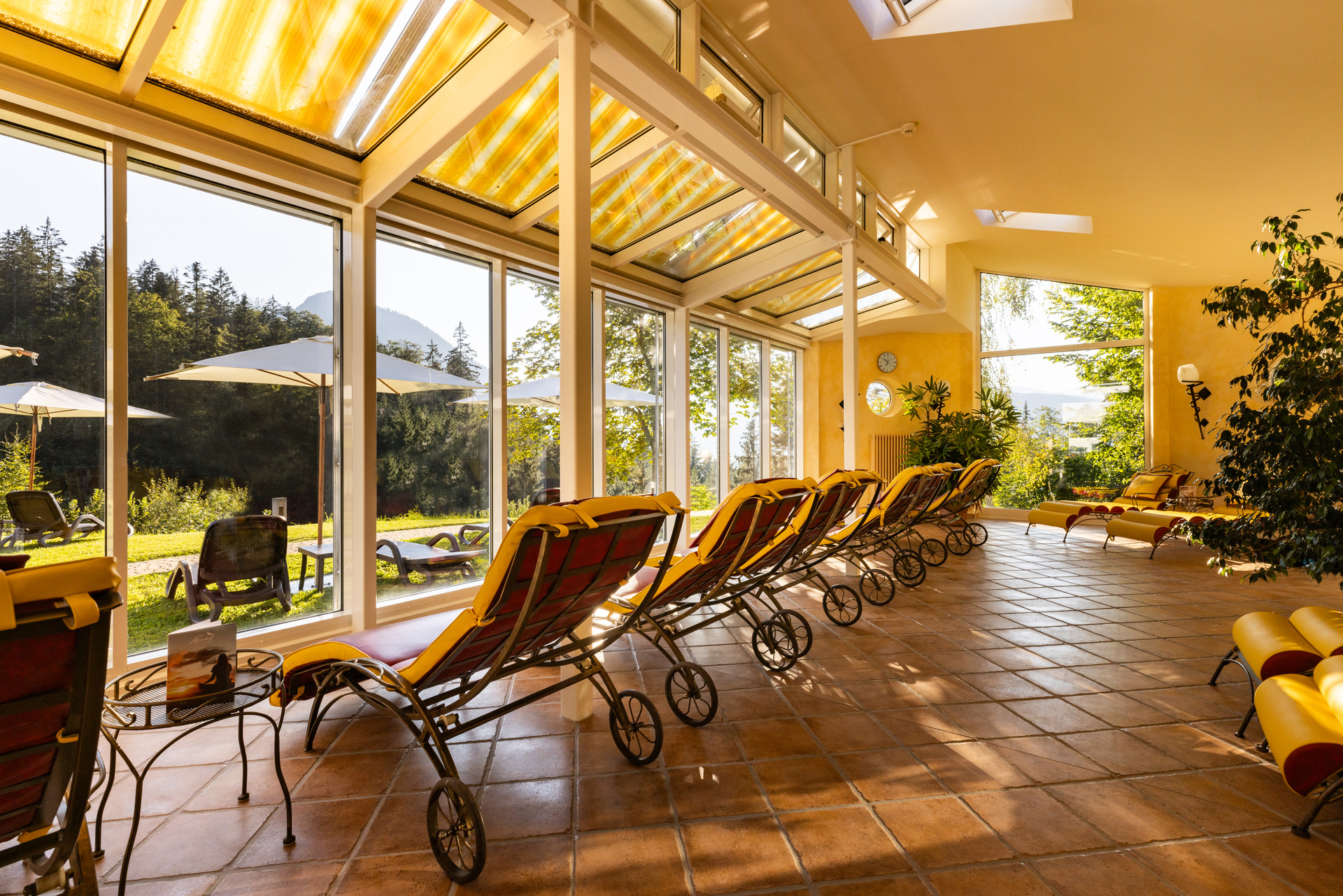 Sonnenpavillon neben dem Freibad